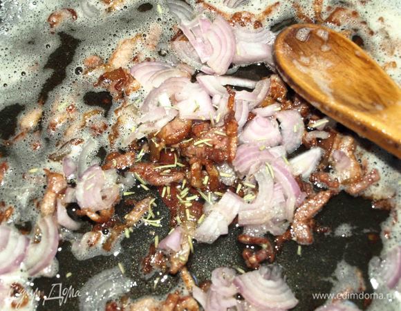 Добавить нашинкованный лук, щепотку сухого розмарина. Готовим 2 минуты.