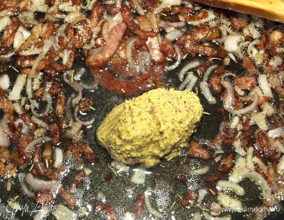 Снимаем сковороду с огня. Вмешиваем горчицу и виски.