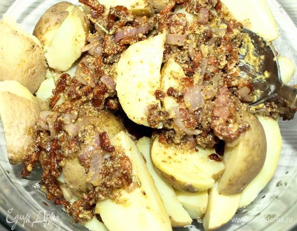 Соединяем картофель с заправкой. Добавляем соль, перец по вкусу. Хорошо перемешиваем.