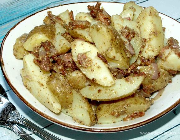 Подаем теплым. Этот салат — самостоятельное блюдо, но можно подать как гарнир к мясу. Лучше подать с овощами.