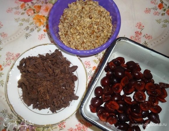 Орехи измельчить в мелкую крошку, шоколад натереть на крупной тёеке. Черешню вымыть, обсушить, удалить из нее косточки.