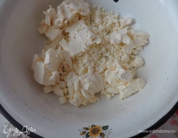 Размягченный маргарин растереть с творогом до однородной массы.