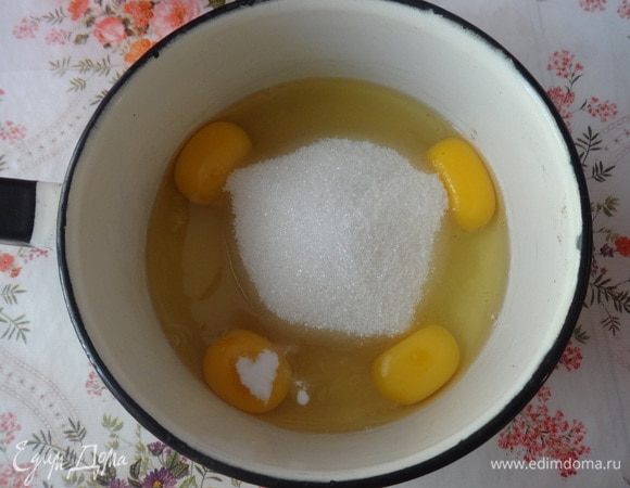 Яйца взбить с сахаром, солью и ванилином.
