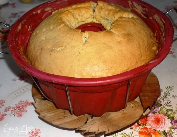 Вот так выглядит готовый кекс. Остудить его в форме, перевернуть на блюдо.