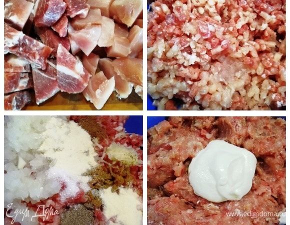 Свиную шейку и куриное филе режем небольшими кусочками. Прокручиваем через мясорубку вместе с крупной луковицей. Добавляем специи, чеснок, сахар и манную крупу. Перемешиваем и добавляем столовую ложку сметаны. Хорошо вымешиваем фарш и убираем его в холодильник на 15 минут.