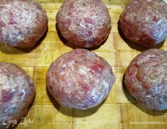 Аккуратно формируем котлеты.