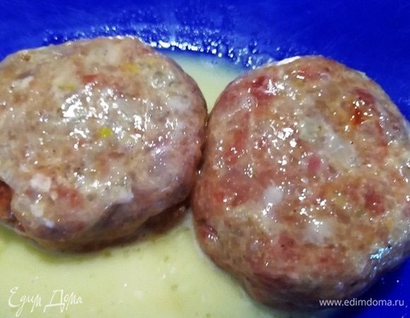 Каждую котлету окунаем со всех сторон в кляр.