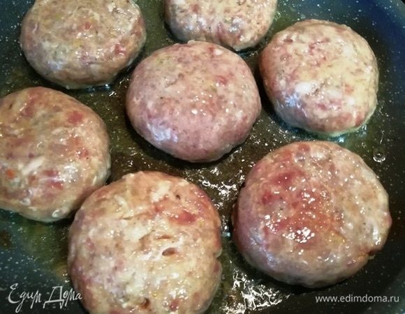 Жарим котлеты в хорошо разогретом растительном масле по 3 минуты с каждой стороны.
