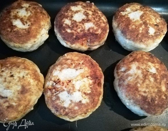 Перекладываем котлеты на противень и запекаем до готовности в духовке при температуре 180⁰С в течение 10 минут.