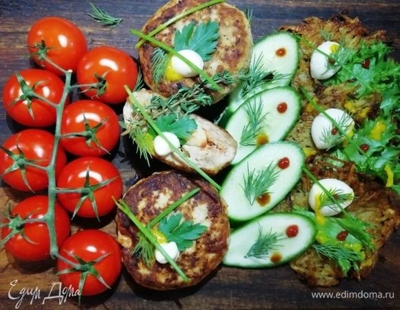 В этот раз я подавала котлеты с овощами и драниками. Приятного аппетита!