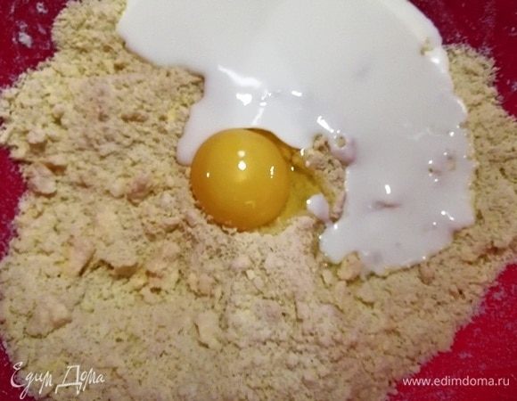 Яйцо разделяем на желток и белок. Для теста нам понадобится только желток. Добавляем негустую сметану или кефир.