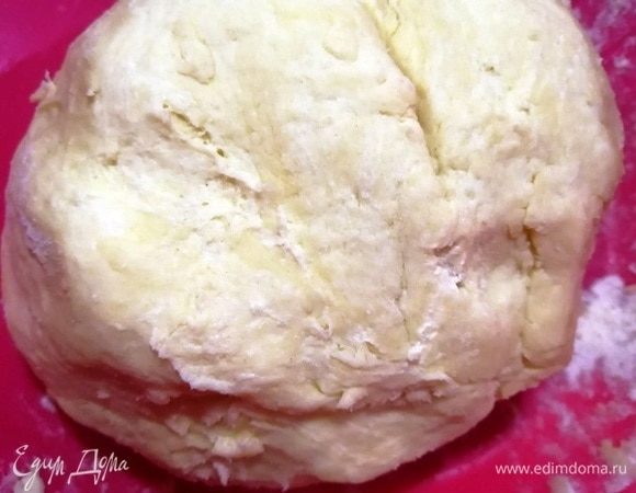 Очень быстро замешиваем тесто. Заворачиваем его в пленку и убираем в морозилку, пока подготавливаем начинку. На приготовление теста у нас ушло не более 5 минут!