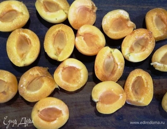 Абрикосы моем, удаляем косточки.