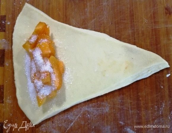Выкладываем абрикосы, посыпаем сахаром. Я сахара добавляю щедро, т.к. тесто у нас несладкое.