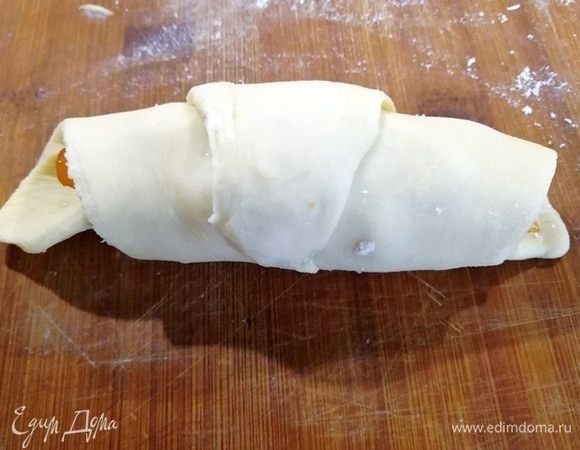 Сворачиваем тесто с начинкой трубочкой.