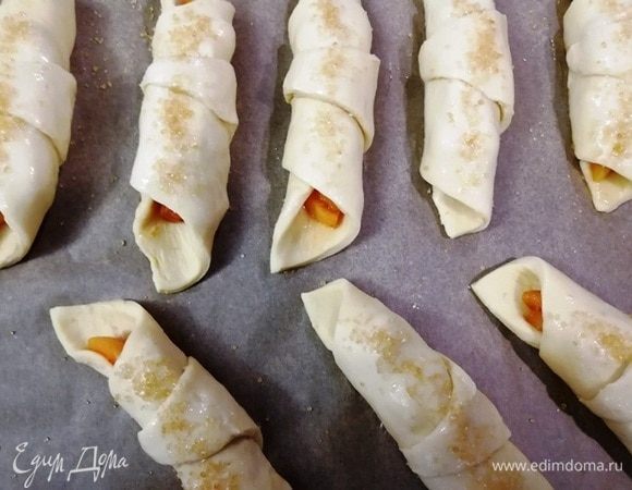 Выкладываем будущее печенье на противень, смазываем оставшимся белком и посыпаем сахаром (я взяла коричневый).