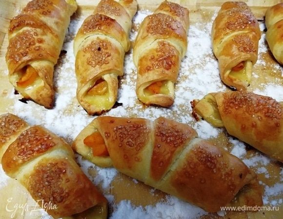 Выпекаем в духовке при 180⁰С в течение 20 минут. Готовые печенья переносим с противня на посыпанное сахарной пудрой блюдо.