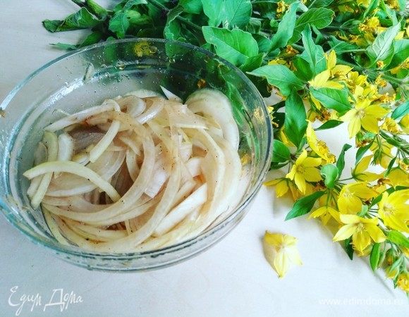 Заливаем лук маринадом и отправляем в холодильник.