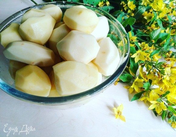 Чистим картофель.