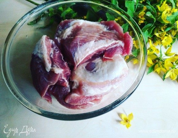 Мясо (у меня лопаточная часть) моем, сушим бумажным полотенцем.