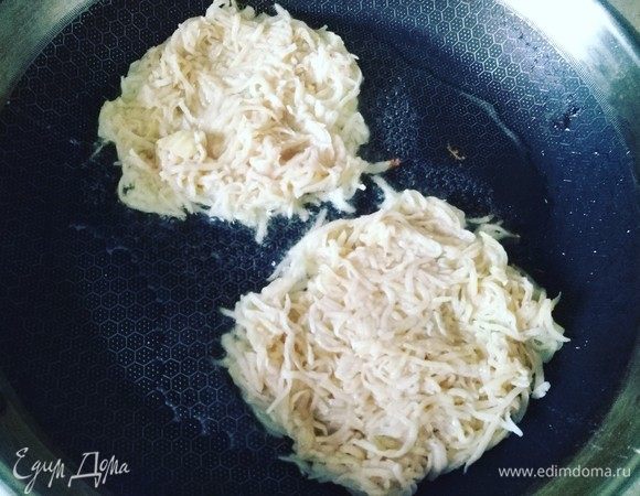 Смесь выкладываем на разогретую сковородку с растительным маслом.