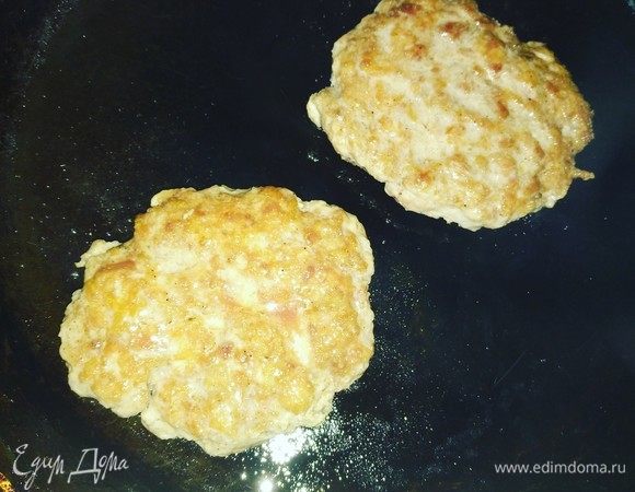 Параллельно жарим мясо с двух сторон по 3 минуты.