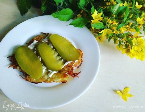 Затем соленый огурчик.