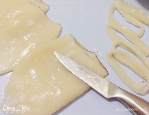 Тушки кальмаров разморозить, если необходимо, очистить и нарезать кольцами.