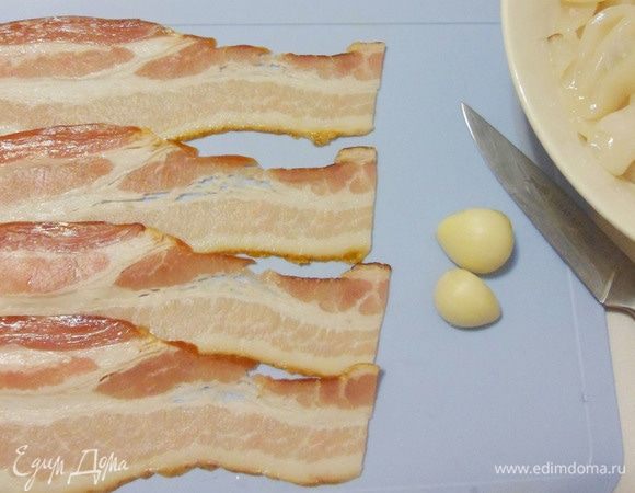 Очистить дольки чеснока. Подготовить бекон. Вот такой очень простой набор основных продуктов. Жареные кальмары хорошо вбирают в себя все «соседние» вкусы продуктов, поэтому их не следует сильно перегружать различными специями и приправами.