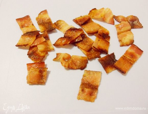 Нарезать обжаренный бекон мелкими кусочками.