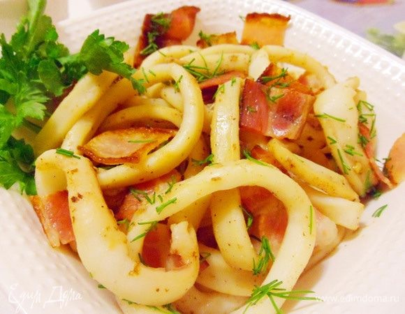 Жареные кальмары с беконом и чесноком готовы. Угощайтесь, чемпионы! Приятного аппетита!