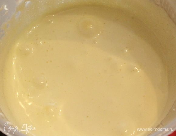 Желток взбить добела с чайной ложкой сахара. Постепенно соединить яичные смеси. Добавить оба вида муки и аккуратно перемешать лопаткой.