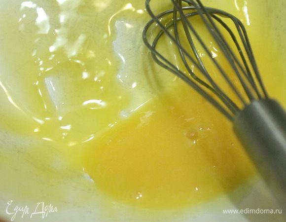 Для крема желтки венчиком смешать с сахаром и крахмалом.
