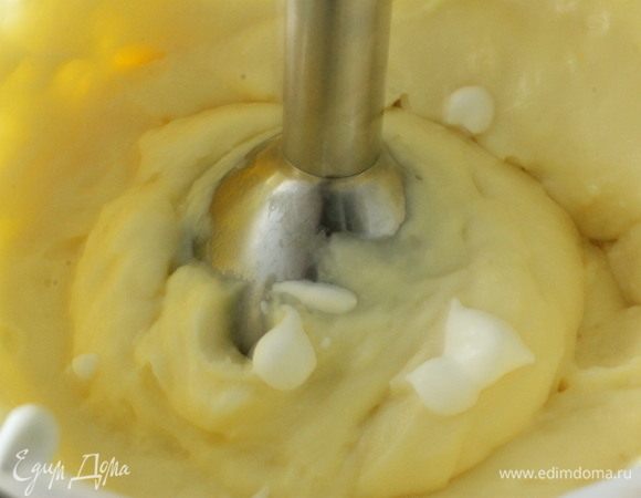 Сливки довести до кипения, добавить семена ванили. Часть горячих сливок влить к желтковой смеси, постоянно помешивая. Смешать с оставшейся частью сливок и поставить на огонь. Варить крем до загустения. Можно варить на водяной бане. Добавить в крем подготовленный желатин. Пробить при необходимости блендером.