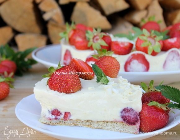Для сборки необходимо кольцо. На бисквит выложить половинки клубники. Аккуратно распределить крем. Поставить торт в холодильник до полного остывания.