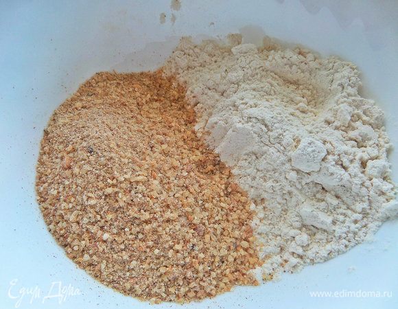 Смешать с обычной мукой.
