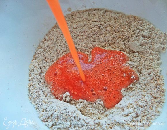 Залить томатным соком. В оригинале — молоко. Попробовать на соль. Сок покупной бывает достаточно соленый. Оставить на 5 минут.