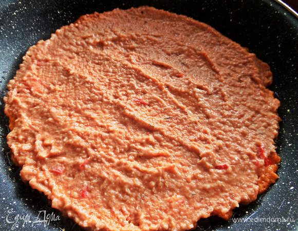 Смазать сковороду с толстым дном маслом и перенести тесто на дно ровным слоем.