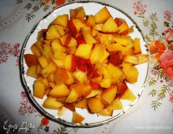 Персики вымыть, обсушить. Удалить косточки, мякоть нарезать на мелкик кусочки.