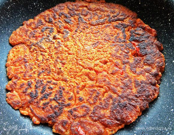 Обжарить снизу и при помощи тарелки перевернуть, обжарить дальше.