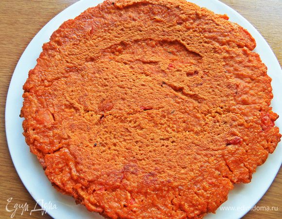 Когда тесто схватится, опять с помощью тарелки переносим галету-основу со сковороды.