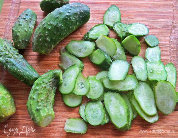 Для начинки молодые огурцы нарезать тонко.