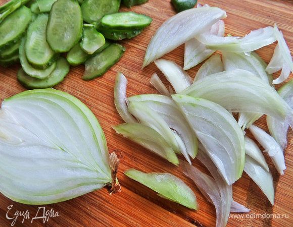 Лук — тонкими слайсами.