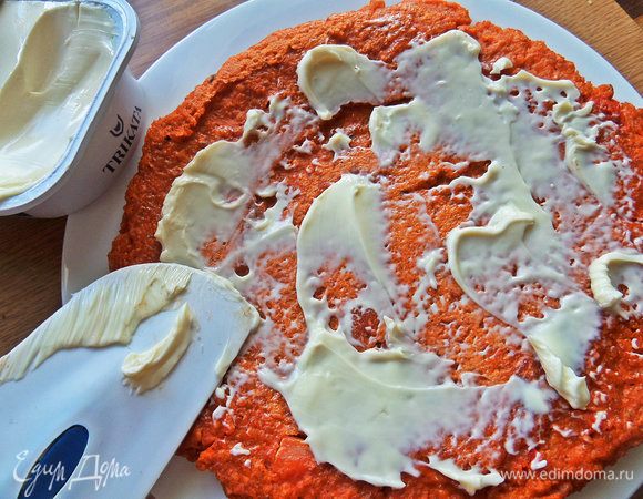 Смазать галету любым плавленым сыром.