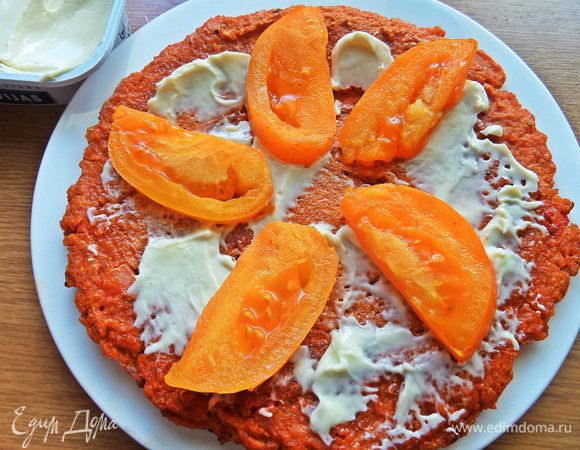 Перенести на сырную основу помидор.