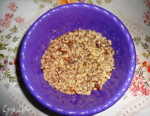 Грецкие орехи измельчить в мелкую крошку.