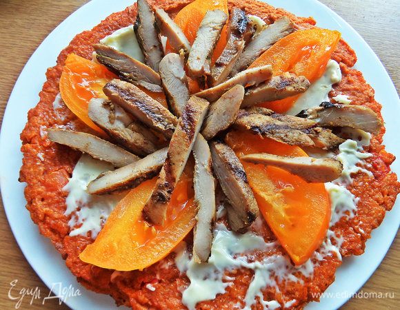 Разместить курицу на помидорки.