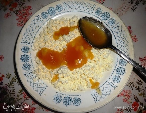 Творог соединить с 2 ст. л. меда и молоком. Растереть до однородного состояния.