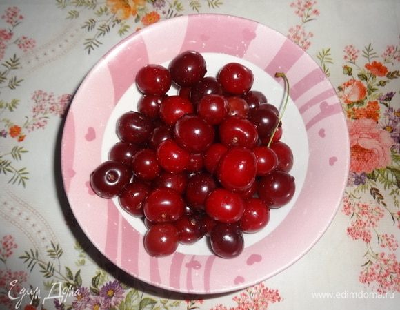 Вишни вымыть, обсушить.