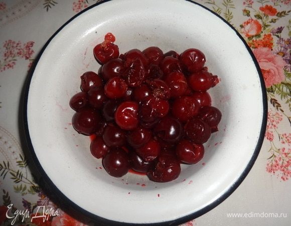 Из вишен удалить косточки. Шоколад натереть на терке.